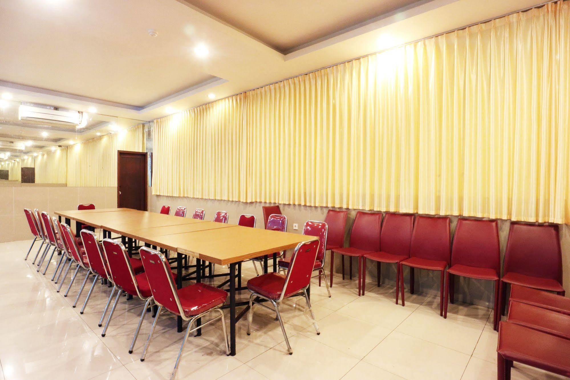Agraha Andalas Hotel Makassar Exterior foto
